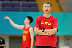 中国男篮在训练中从未演练过三后卫的阵容 他们的最大优势是内线