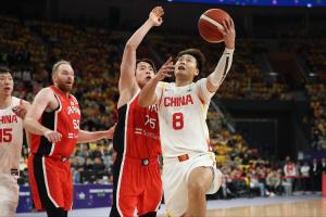 🏀半场-胡金秋&赵睿合砍20分曾凡博8分4帽2断 男篮领先日本17分