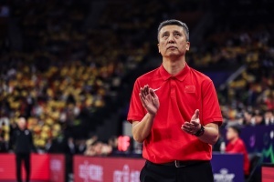 苏群：中国男篮不比别人只比过去的自己 从精神面貌&防守反击做起