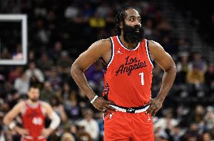 😤哈登生涯得到至少27000分+3000三分 NBA历史首人
