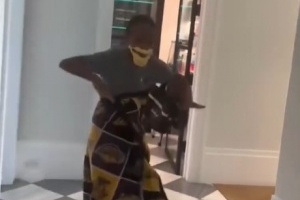 女儿戴假胡子投篮后模仿老爹做霸王步 詹姆斯笑翻：🤣🤣🤣