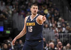 出手少！约基奇上半场4中2得到11分10板5助 罚球8中7