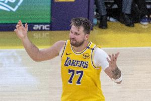 影响力可见一斑！东契奇首节末下场后湖人被打一波8-2