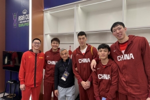 广东帮！杜润旺晒部分男篮球员合照：砥砺前行 中国队