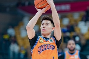 相当高效！李添荣10中7&三分7中4拿全队并列最高18分
