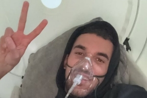 塞巴略斯晒出自己进行恢复的照片：我们开始了💪🏻🪫