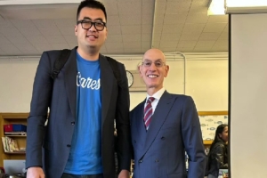 很棒！张兆旭晒视频与NBA总裁萧华侃侃而谈 后者拿起纸笔记录