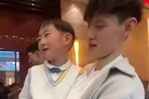 很有爱！CBA全明星晚宴上 曾凡博抱着周琦儿子 后者十分享受
