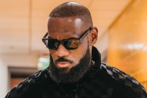 😎👑泰酷辣！詹姆斯INS晒穿搭 全黑格子运动装+墨镜+空军