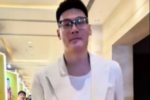 白色西装！张宁：今日穿搭我给自己打100分 老婆送给我的生日礼物