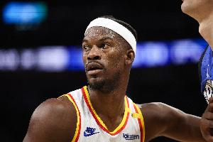 Slater：巴特勒今早投篮训练后背部中段缠着绷带 今日出战成疑