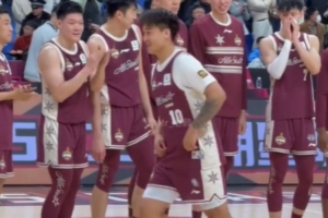 整活还得看你😂主持人宣布10号邹雨宸荣膺MVP 同号赵睿上前抢镜
