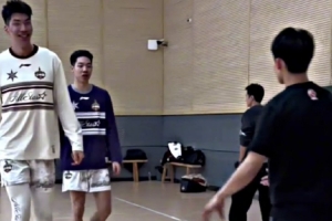 太准了！徐杰与朱俊龙&余嘉豪打球：来看自己的集锦