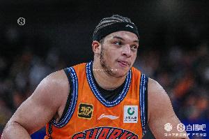 无所不能！洛夫顿14中10砍半场最高28分外加6板4助 三分5中3