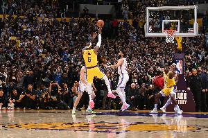 NBA官方回顾詹姆斯生涯十佳进球 扣翻特里💪登顶历史得分王👑