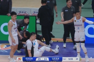 😕够隐蔽的！郭凯抢球被特莱斯暗肘打到面部&已下场休息