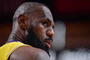 这也不相上下😅湖人半场罚球8中4&老詹3中0 绿军6中3同样失准