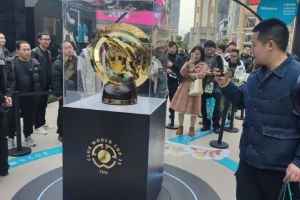 世俱杯奖杯在重庆进行展示，球迷：比我想象中大多了