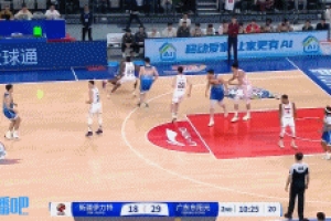 攻防建功！徐昕防守端大帽李炎哲 随后拼下前场板单打李炎哲命中