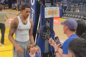 还能回NBA不？托斯卡诺-安德森为球迷签名并合影留念