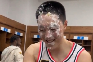 广东赛后在更衣室为胡明轩庆祝生日 莫兰德将小胡按进蛋糕里🎂