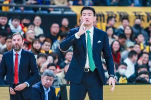 王博：孙铭徽缺阵 我鼓励大家多分享球 这点从开局就做得很好👍