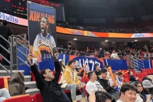 这！浙江客战上海 有球迷举着哈雷尔身穿新疆球衣照为上海加油