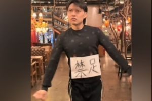 汪嵩挂“禁足”纸牌跳舞：生活需要勇气和乐趣