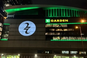 不仅场上闪耀！波士顿城遍布亚历山大的个人Logo 包括绿军主场