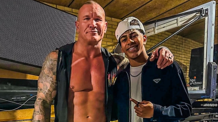 小心RKO！亚马尔现场观战WWE，和奥尔顿、Triple H等合影