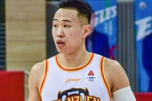 中午吃顿好的！贺希宁在中场投篮胜出 独享1000元