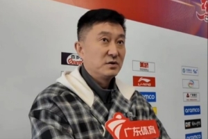 杜锋：吉伦沃特膝盖撞到了&肿的蛮厉害 可能会缺阵几场比赛