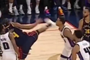 抬脚过高踢到了对手下巴！NBA官方：穆迪这一动作被判1级恶犯