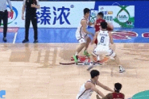 连起摩擦！陈盈骏被放倒大怒随即被换下 翟晓川防孙承信被吹违体