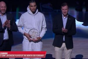 实至名归！NBA官方为卡马拉现场颁发2月西部最佳防守球员奖项