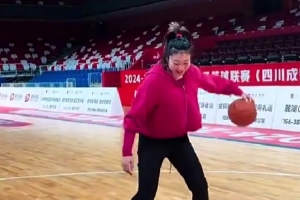 训练师很牛！李梦晒训练视频：插播一名保洁 你下次好好拖地就行