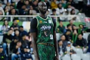 这身高吃饼真舒服！法尔半场8分钟各种暴扣 4中4贡献12分4篮板