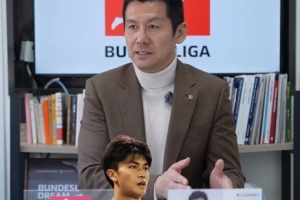 杨晨：蒯纪闻天赋和王钰栋不一样 很少见到这种人球结合快的球员