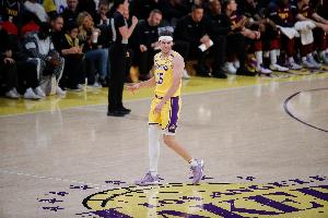 难挽败局！里夫斯13中9高效拿下25分2板5助 正负值-21