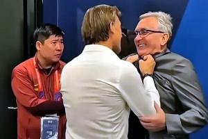 韩媒转发伊万被揪衣领：一旁的翻译一脸惊讶，中国队主帅还在陪笑
