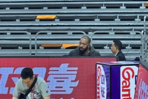今晚不打？广东主场迎战广厦 吉伦沃特一身便装现身球馆