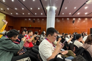 万众瞩目！记者挤满国足赛前新闻发布厅，赛场记者预计超300人