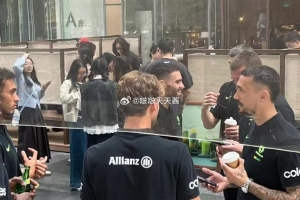 松弛感拉满！澳大利亚队员在杭州街头喝奶茶