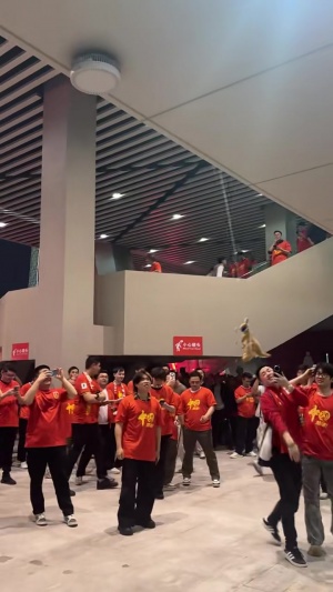 国足半场0-2澳大利亚，球迷中场轮流击打袋鼠玩偶🦘