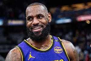 詹姆斯：我们必须在最后时刻防得更好 不能让对面那么快就得分
