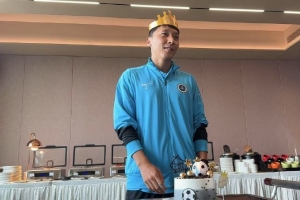 深圳新鹏城俱乐部为张卫办32岁生日仪式：生日快乐