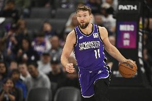 身手全能！小萨半场5中4拿到8分10板3助 正负值+12