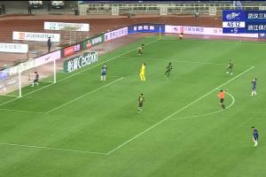 18岁王钰栋中超处子球！三镇后防白给，浙江半场4-0领先