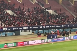 河南队1平2负未尝胜绩，河南球迷齐声高喊南基一“下课”