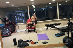 这身材！萨拉赫社媒晒健身房内自拍照，肌肉线条明显